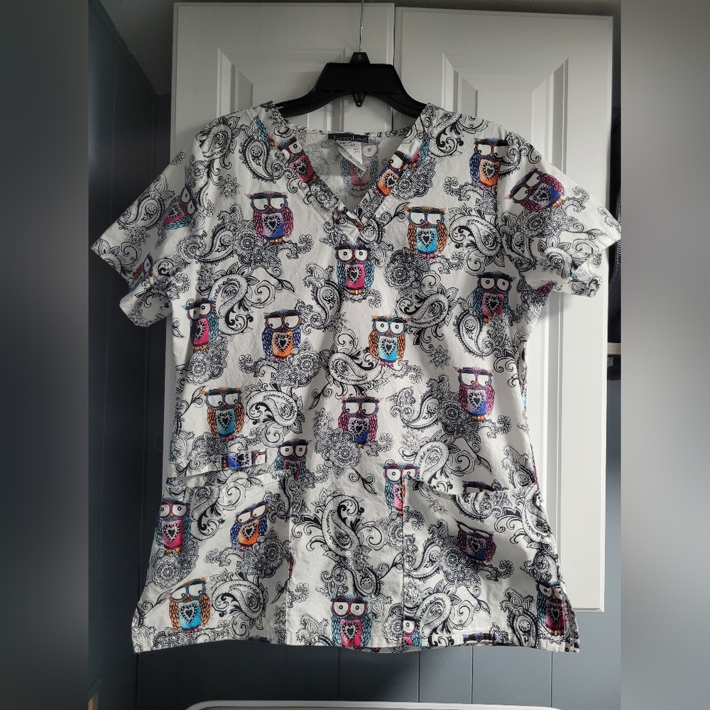 Cherokee Size Medium Owl Print Scrub Top
